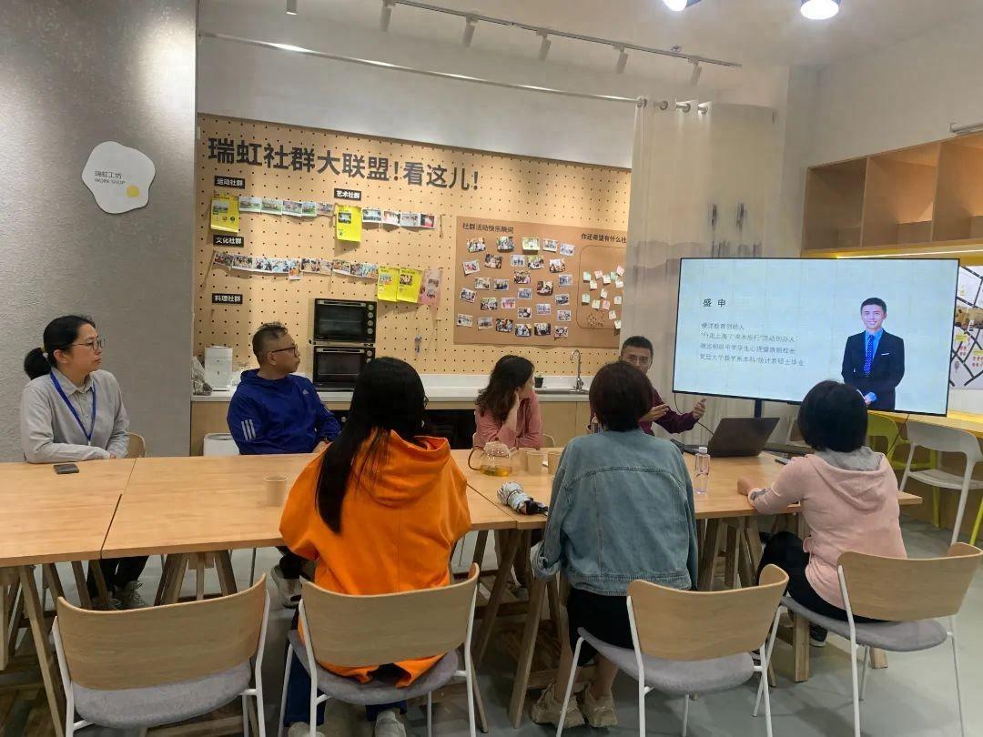 孩子沉迷手机怎么办？邻居来“招”→